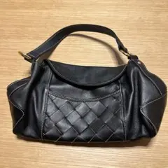 アンタイトルのブラックレザー編み込みハンドバッグ