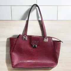 ゲス　GUESS バッグ　赤　トートバッグ　クロコダイル調型押し