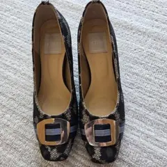 バックル付き黒と金のパンプス