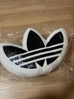 【入手困難・非売品】adidas クッション トレフォイルロゴ 限定ノベルティ