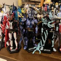 装動 仮面ライダーセイバー 25体セット仮面ライダーフィギュア 大量セットのサムネイル