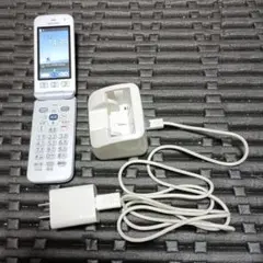 NTT docomo らくらくホン F-01M ホワイト 本体 充電器付きのサムネイル