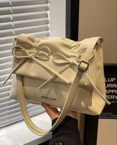 リボン付きホワイトショルダーバッグ