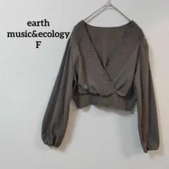 【アースミュージック＆エコロジー】F ブラウス クロップド丈 モカ トレンドのサムネイル