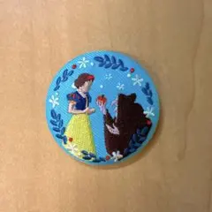 【新品未使用】スノーホワイト ピンバッジ　刺繍