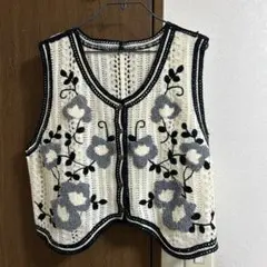ニットベスト 白と黒 花