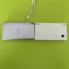 NintendoDS lite（銀）とNintendoDSi（白）の台セット