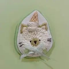 ソフトクリームをのせたねこ　ブローチ
