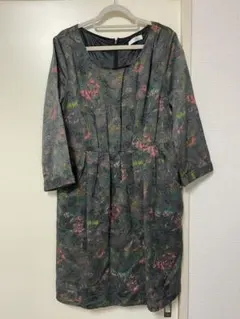 index花柄七分袖ひざ上丈ワンピース 黒に近い濃いグレー