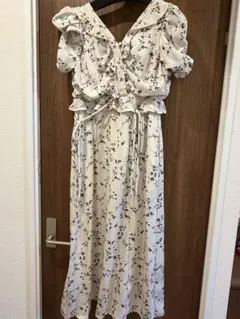 新品未使用SNIDELスナイデルフローラルプリント パフスリーブワンピース