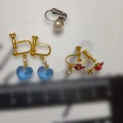 ハート型青ビーズ&赤花イヤリングセット　　2個セット　オマケ片方