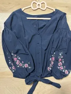 【美品】花柄刺繍 ネイビー ブラウス 五分袖
