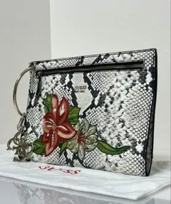 【美品】GUESSパイソン柄花柄刺刺繍 クラッチバッグ リングハンドルのサムネイル