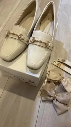 RANDA ホワイトローファー ゴールドチェーン付き