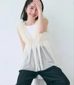 coca チュールVネックトップス レディース　ホワイト　Mサイズのサムネイル