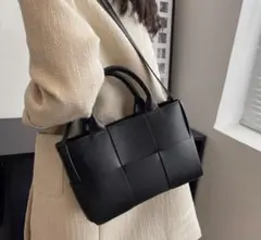 ブラックレザー編み込み風ショルダーバッグ