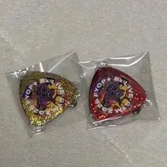 B'z ガチャ ピックバッジ[赤・金]2点セットのサムネイル