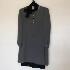 グレー ボタン付き ワンピーススーツ