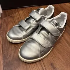 adidas シルバー ベルト付きスニーカー