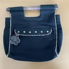 木製ハンドル ハンドバッグ ブラック 花チャーム付き