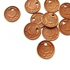 ＊丸型英字＋毛糸のハート＊　キャメル　革タグ　ハンドメイド　素材　10枚