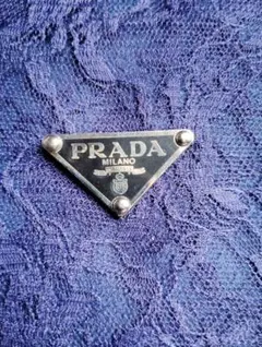 PRADA トライアングルロゴ プレートシルバーラスト