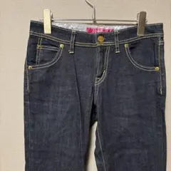 ユニクロ　ローライズフレアデニムパンツ(24インチ)インディゴカラーのサムネイル