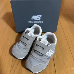 new balance グレー スニーカー