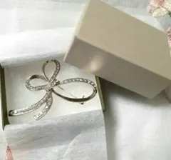 ブローチ　リボン型