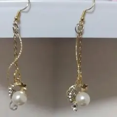 ☆彡ハンドメイドの、パールと星のデザインピアス