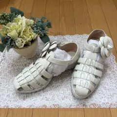 インゲボルグ 白　カメリアモチーフ付き　グルカサンダル　Lのサムネイル