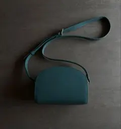 A.P.C アーペーセー ミニハーフムーンバッグ ブルー