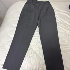 グレー スラックス ストレートフィット