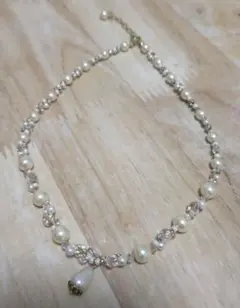 パールとクリスタルのネックレス フォーマル パーティーシーン