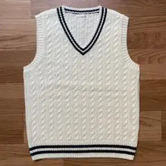 GU アイボリー ケーブル編み Vネックベスト 150