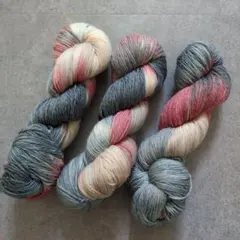 ▽ソックヤーン メリノウール 毛糸 3カセ 手染め 高品質　ウール　赤　カラフル
