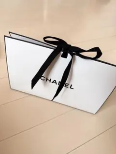 CHANEL リボン付きホワイトギフトボックス