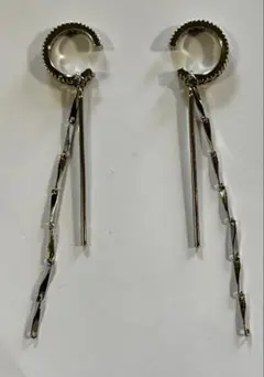 チェーンやストレートバーが揺れるデザインのシルバーカラーのイヤーカフ