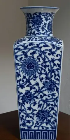 青と白の花柄四角花瓶　植物柄