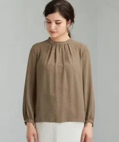 グリーンレーベルリラクシング スタンドネックギャザーブラウス ベージュ ドット柄