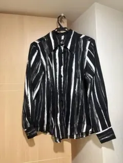 ストライプ柄 長袖シャツ 黒と白