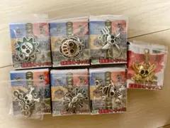 ONE PIECE 海賊旗 メタルキーホルダー 3種セット - メルカリ