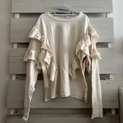 フリル付きクリーム色長袖トップス