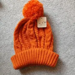 オレンジ ケーブル編み ニット帽 ポンポン付き