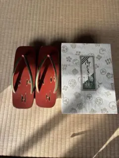 赤い木製下駄 金具付き