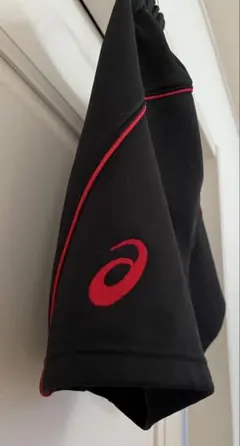 ASICS 黒 ショートパンツ 赤いライン