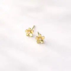 花モチーフ ゴールド スタッドピアス シンプル 大人可愛い おしゃれ きれい