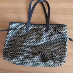 プラダナイロントートバッグ