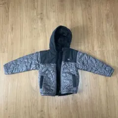 リバーシブル　グレーと黒のフード付き中綿コート