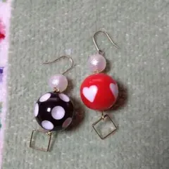 ピアス　赤黒　ゴールド系